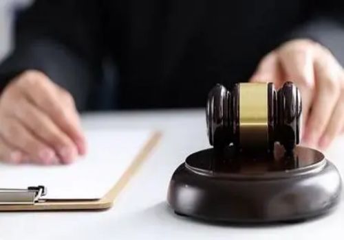 继父立遗嘱不给配偶遗产可以吗